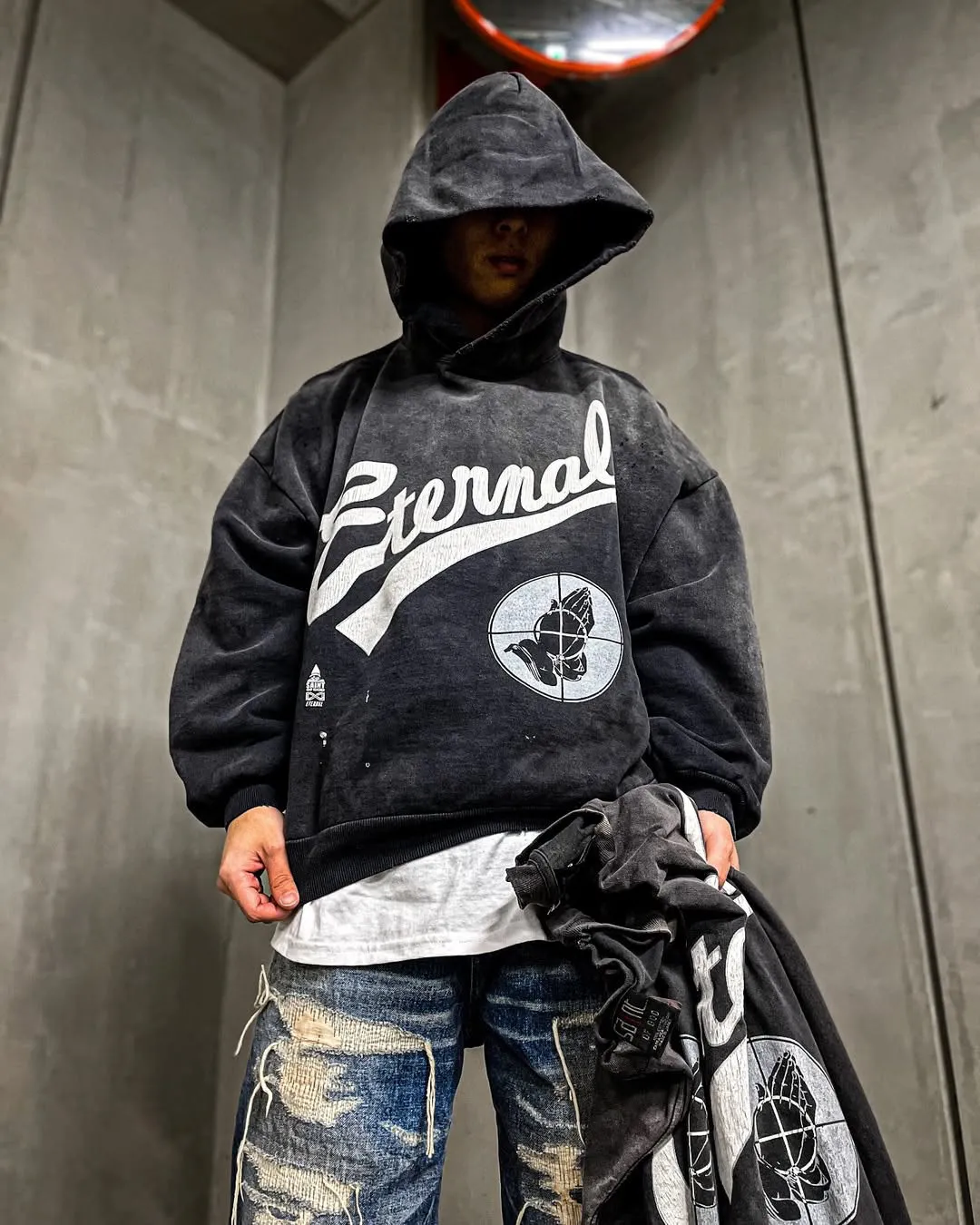 SAINT Mxxxxxx × FEAR OF GOD FG_HOODIE/SNT OF GOD/BLK FOG joint model ETERNAL praying crosshair distressed hoodie. Washed black S-XL. This season's popular super popular joint model. The original version is the same. Thin spring and summer fabrics. The upper body is comfortable. The BOXY version of the short fat wide shoulder line. Fashion darling wears it with a high-end feel. Heavy washing and water fading technology. The horse is repositioned. Excessive wear and damage graffiti treatment. Correct version FOG joint main mark/wash mark/little angel mark